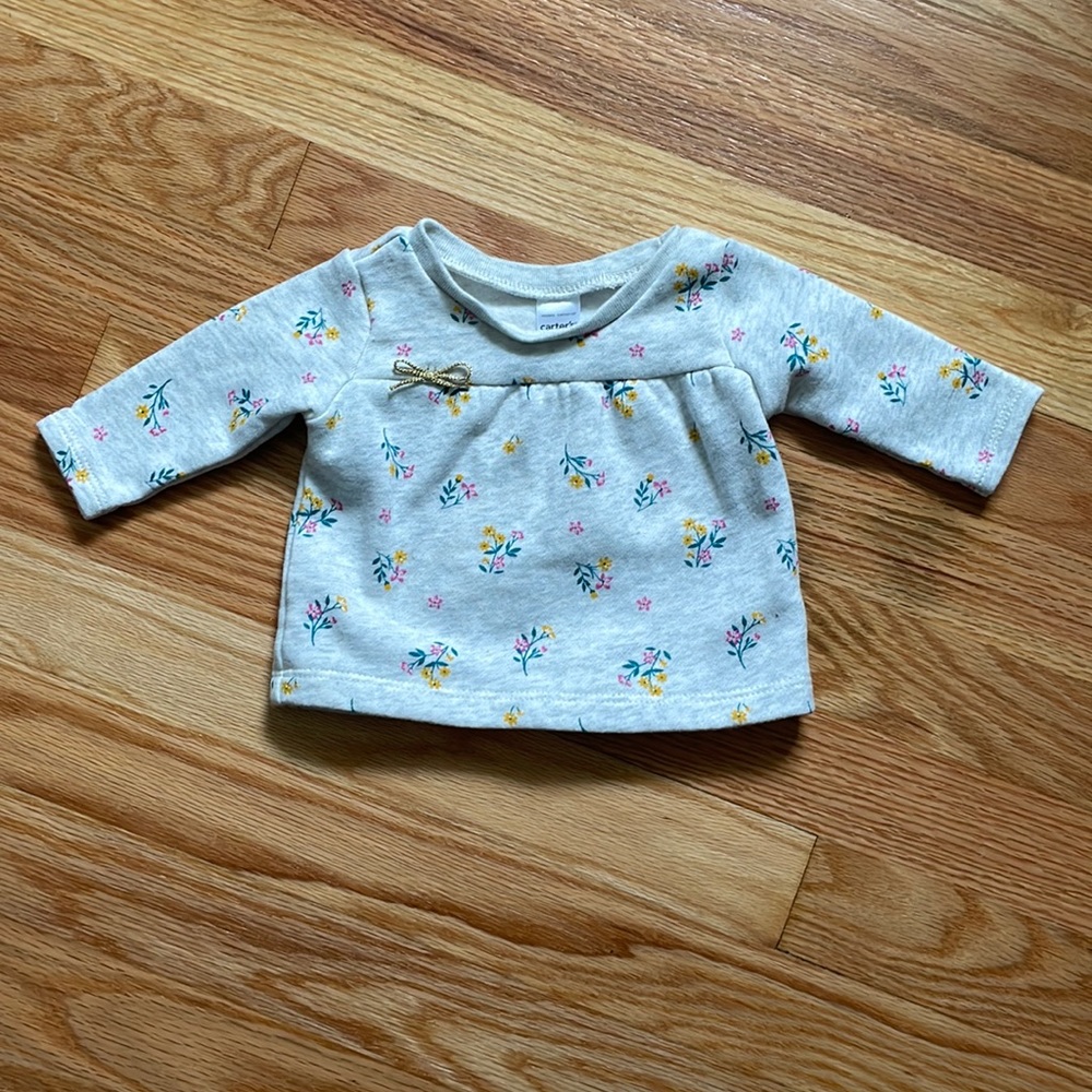 LAST CHANCE! 🎈CARTER’S Long Sleeve Crew Neck Gray Shirt w Flower Design 3M